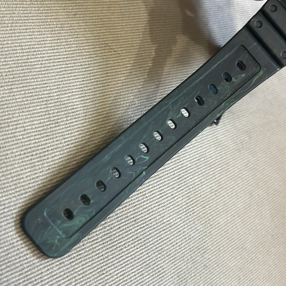 Limited edition color (green carbon) Casio GSHOCK GA2100 (CasiOak) - like new - Picture 5 of 7